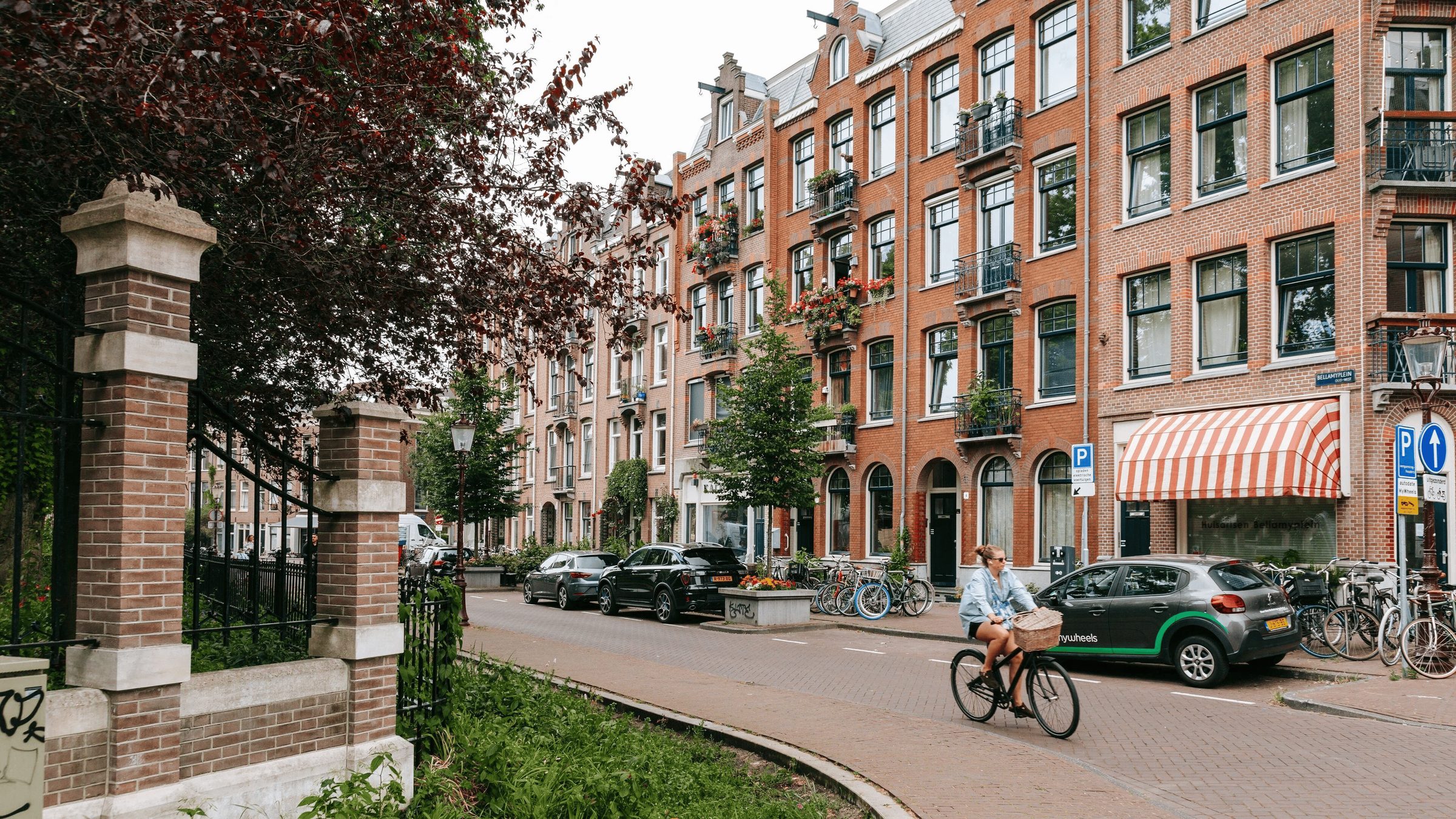 Woonstraat in Amsterdam Oud-West met bakstenen gevels uit het einde van de negentiende eeuw